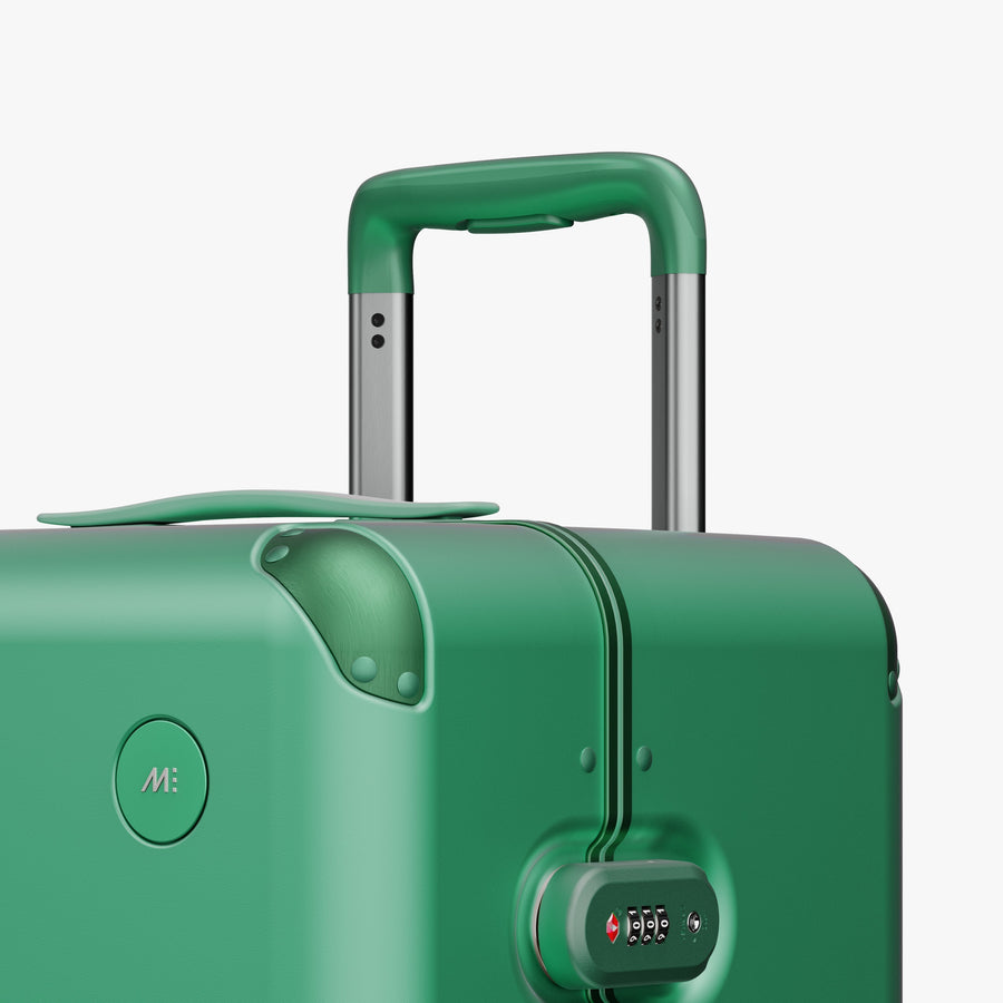 Jungle Green | Close-up view of the logo detail on the Hybrid Trunk Medium in Jungle Green