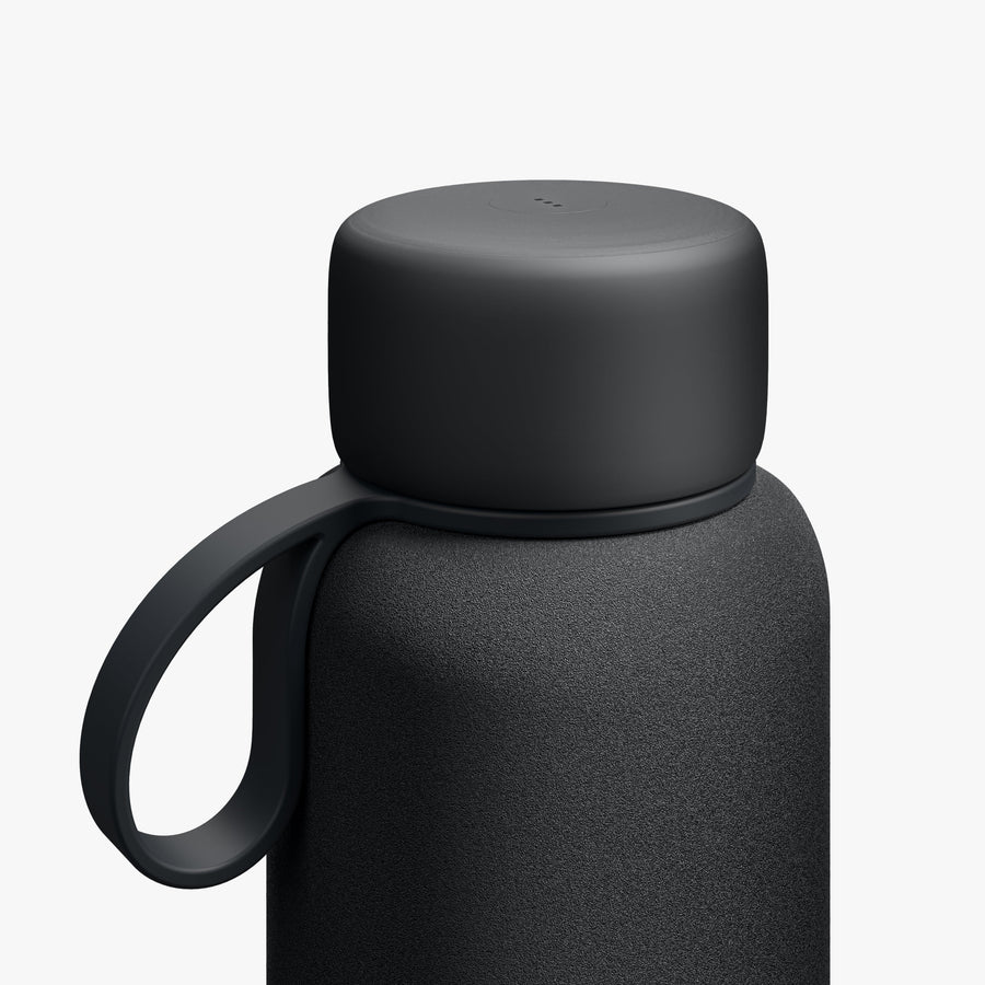 500 mL / Carbon Black | Close-up view of lid and strap of 500mL Kiyo UVC Bottle in Black