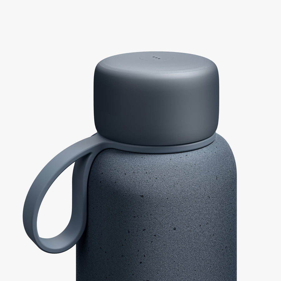 500 mL / Blue Hour | Close-up view of lid and strap of 500 mL Kiyo UVC Bottle in Blue Hour