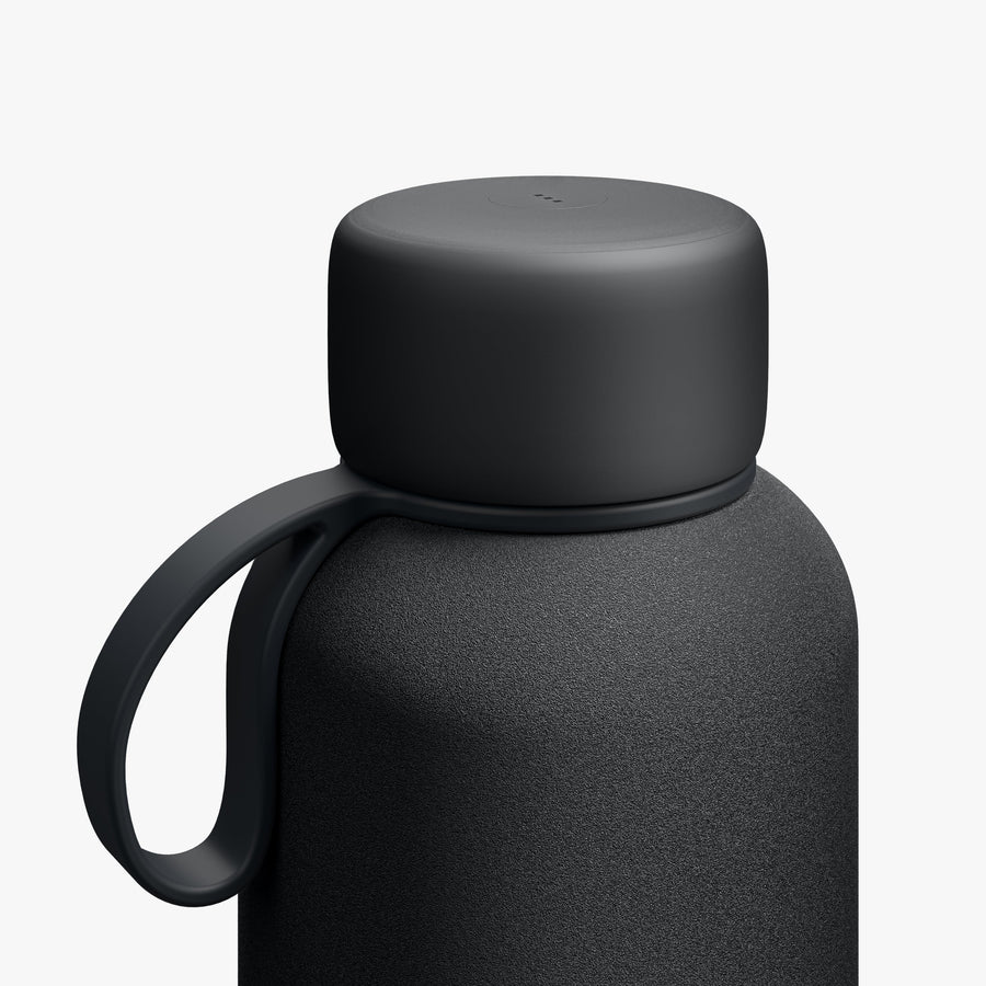 750 mL / Carbon Black | Close-up view of lid and strap of 750 mL Kiyo UVC Bottle in Black